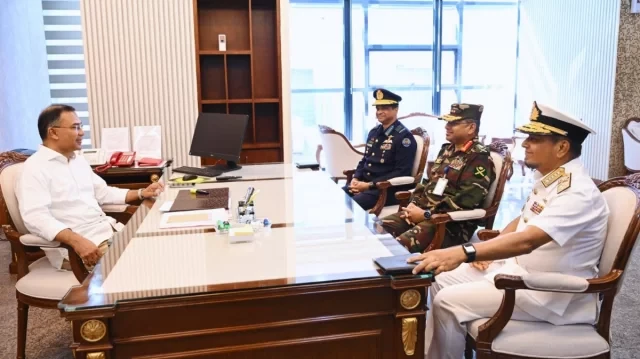 তিন বাহিনী প্রধানের সঙ্গে প্রধানমন্ত্রীর সৌজন্য সাক্ষাৎ