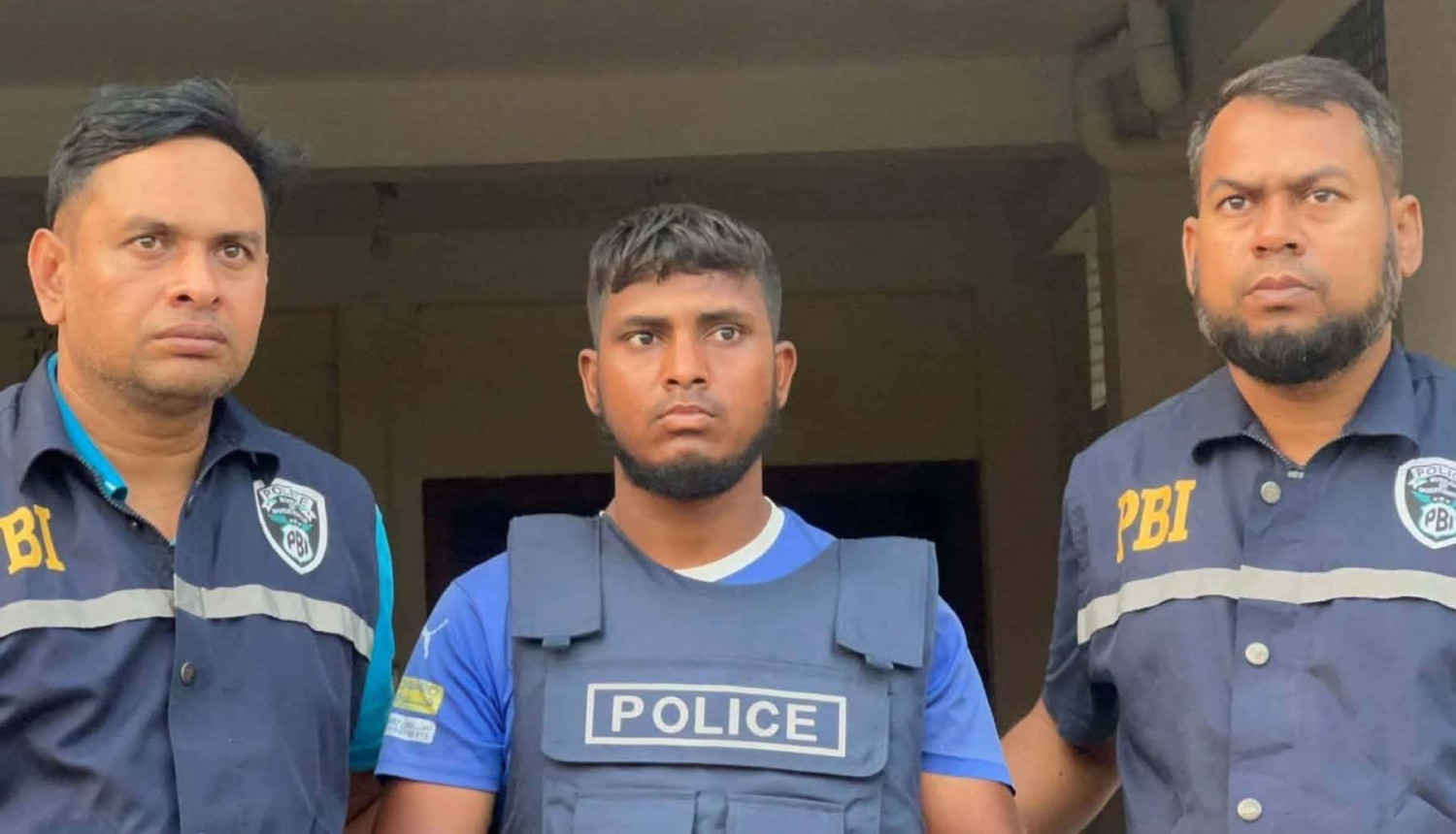 গেঞ্জি দিয়ে নিশাতের মুখ চেপে ধরে শ্বাসরোধ করে হত্যা করে ইসহাক