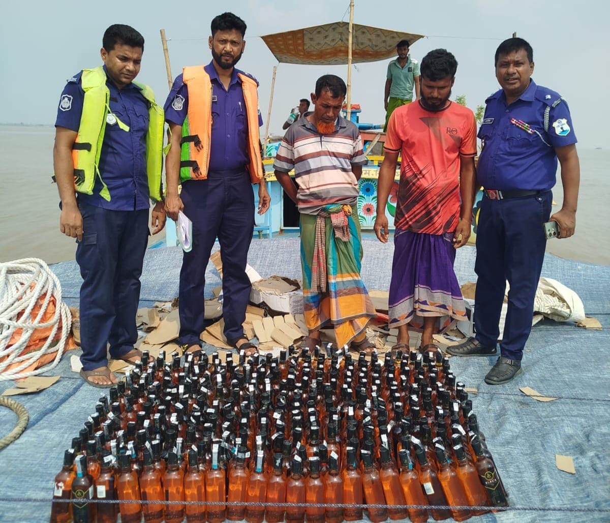 পদ্মা নদীতে বাল্কহেড তল্লাশি করে ৩০৫ বোতল মদ সহ দুইজন আটক