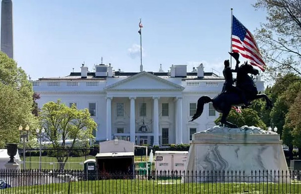 হোয়াইট হাউসে সাংবাদিকদের সঙ্গে নৈশভোজে গুলি, দ্রুত সরিয়ে নেওয়া হয়েছে ট্রাম্পকে