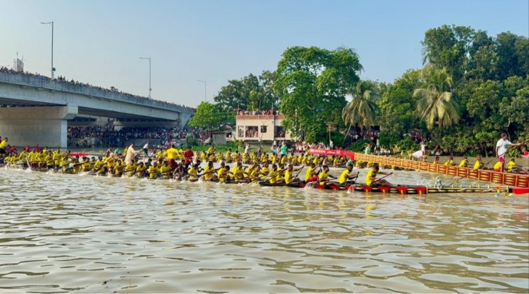 ভাঙ্গায় শত বছরের ঐতিহ্যবাহী  নৌকা বাইচ, বৈঠার ছন্দে মুখরিত কুমার নদ