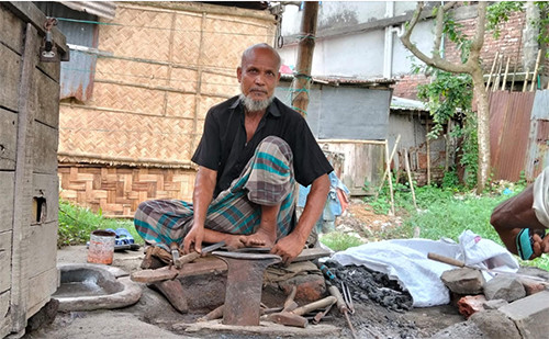 কোরবানি ঈদ সন্নিকটে ব্যস্ততা নেই কামারপল্লিতে