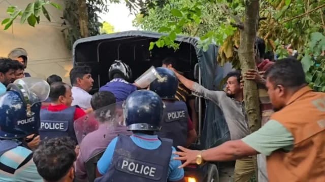 আশুগঞ্জে শিশুকে ধর্ষণের পর হত্যা, অভিযুক্তকে  পুলিশের হাতে তুলে দিল স্থানীয়রা।