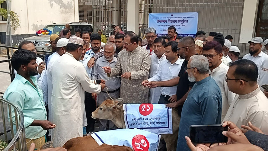 নড়িয়ায় ৬০ জন জেলেদের মাঝে বকনা বাছুর বিতরণ অনুষ্ঠিত