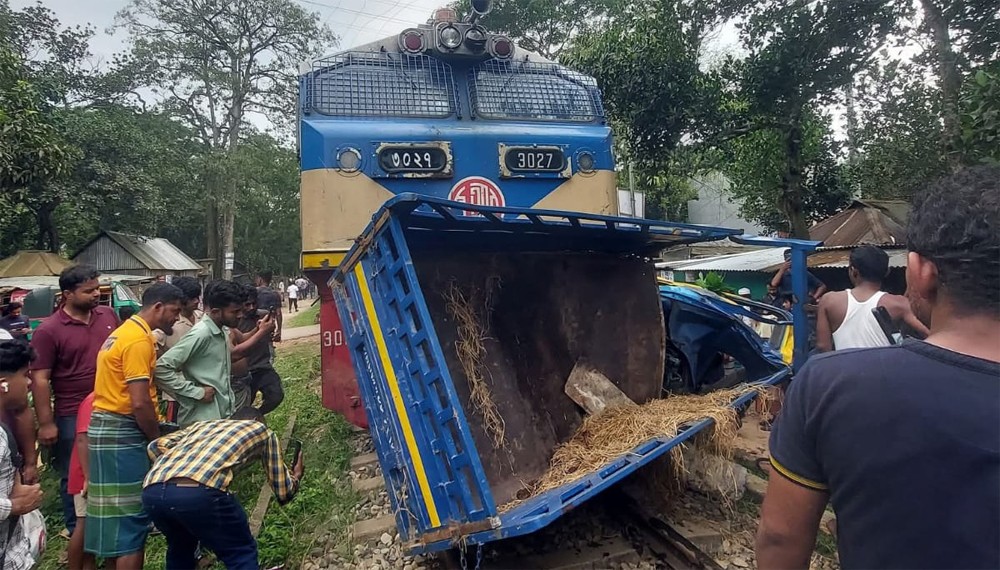 আন্তঃনগর জয়ন্তিকা এক্সপ্রেস ট্রেনের ধাক্কায় দুমড়ে-মুচড়ে গরুবাহী পিকআপ, আহত চালক