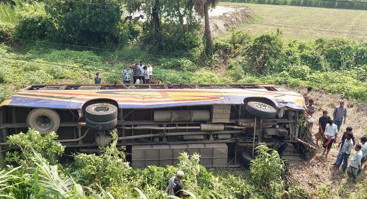 ভাঙ্গায় বাস-পিকআপ মুখোমুখি সংঘর্ষ বাস উল্টে ২৫ ফিট গভীর খাদে। নিহত-১ আহত-৩৫