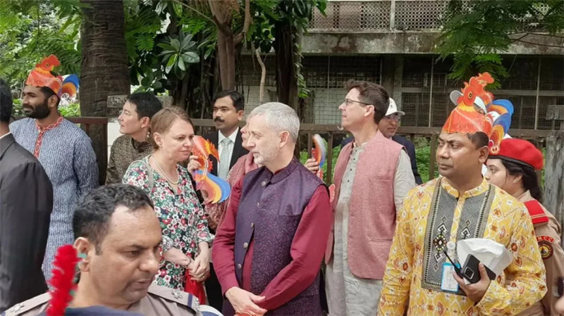 নববর্ষের শোভাযাত্রা উপভোগ করলেন রাষ্ট্রদূতসহ বিদেশি কূটনীতিকরা