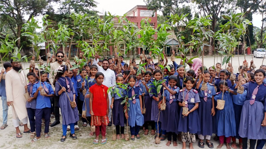 শ্রীপুরে ৬০০ কোমলমতি শিক্ষার্থী পেলো গাছের চারা