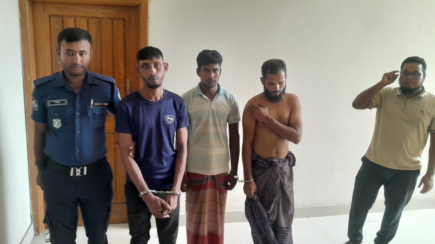 নড়িয়া স্বামীকে বেঁধে স্ত্রীকে সংঘবদ্ধ ধর্ষণের অভিযোগ, আটক ৩