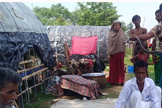 আখাউড়ায় বেদে পরিবারের সঙ্গে সাংবাদিকদের বৈশাখ উদযাপন