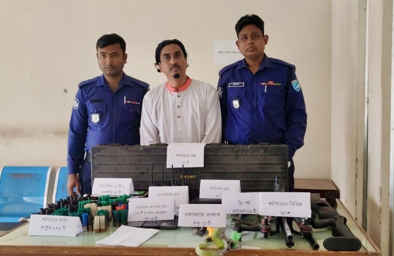 শরীয়তপুরে সুরেশ্বর পীর তোহিদুল হোসেন শাহীন নূরী অস্ত্রসহ গ্রেপ্তার